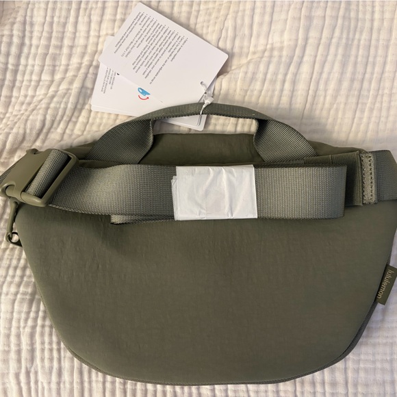 NWT Sage Green Lululemon Curved Crossbody Bag - Picture 4 of 4